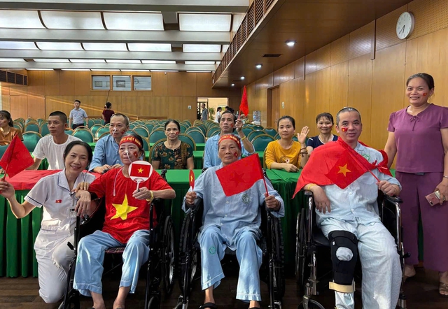 Bệnh nhân ngồi xe lăn, đeo dây truyền, háo hức xem trực tiếp lễ diễu binh - Ảnh 3. Bệnh nhân ngồi xe lăn, đeo dây truyền, háo hức xem trực tiếp lễ diễu binh - Ảnh 3.