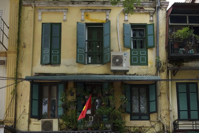 [SPECIAL] Photos show city balconies united under red flags for Vietnam’s National Day - Ảnh 1.