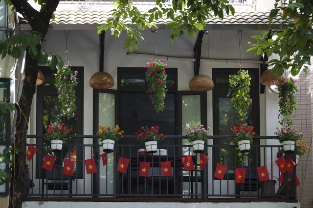 [SPECIAL] Photos show city balconies united under red flags for Vietnam’s National Day - Ảnh 2.