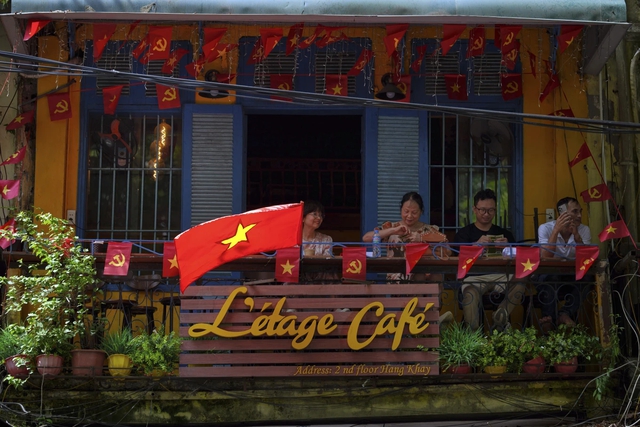 [SPECIAL] Photos show city balconies united under red flags for Vietnam’s National Day - Ảnh 3.