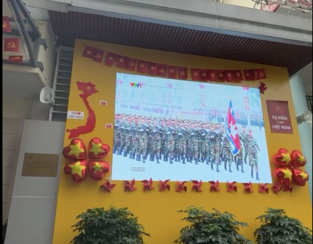 Bệnh nhân ngồi xe lăn háo hức xem trực tiếp lễ diễu binh - Ảnh 1. Bệnh nhân ngồi xe lăn háo hức xem trực tiếp lễ diễu binh - Ảnh 1.