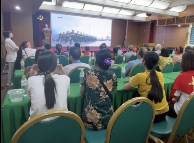 Bệnh nhân ngồi xe lăn, đeo dây truyền, háo hức xem trực tiếp lễ diễu binh - Ảnh 2. Bệnh nhân ngồi xe lăn, đeo dây truyền, háo hức xem trực tiếp lễ diễu binh - Ảnh 2.