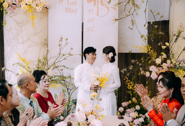 Vợ chồng Hồ Quang Hiếu nhận chúc phúc từ Quốc Trường, Nhật Kim Anh- Ảnh 17.