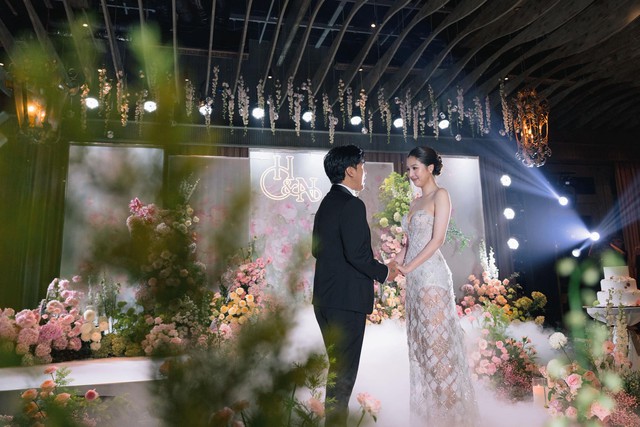 Vợ chồng Hồ Quang Hiếu nhận chúc phúc từ Quốc Trường, Nhật Kim Anh- Ảnh 11.
