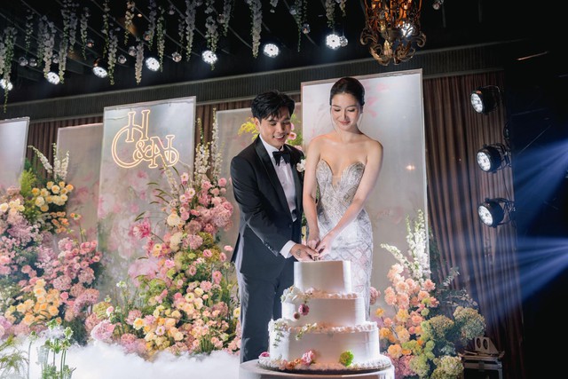Vợ chồng Hồ Quang Hiếu nhận chúc phúc từ Quốc Trường, Nhật Kim Anh- Ảnh 15.