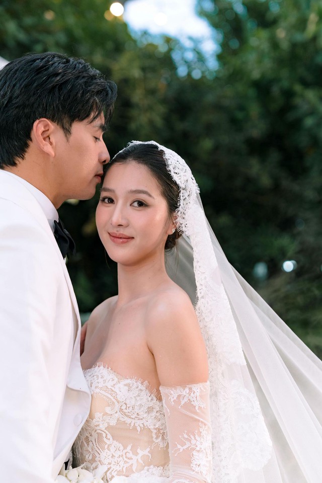 Vợ chồng Hồ Quang Hiếu nhận chúc phúc từ Quốc Trường, Nhật Kim Anh- Ảnh 14.