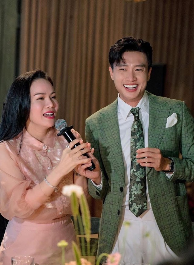 Vợ chồng Hồ Quang Hiếu nhận chúc phúc từ Quốc Trường, Nhật Kim Anh- Ảnh 2.