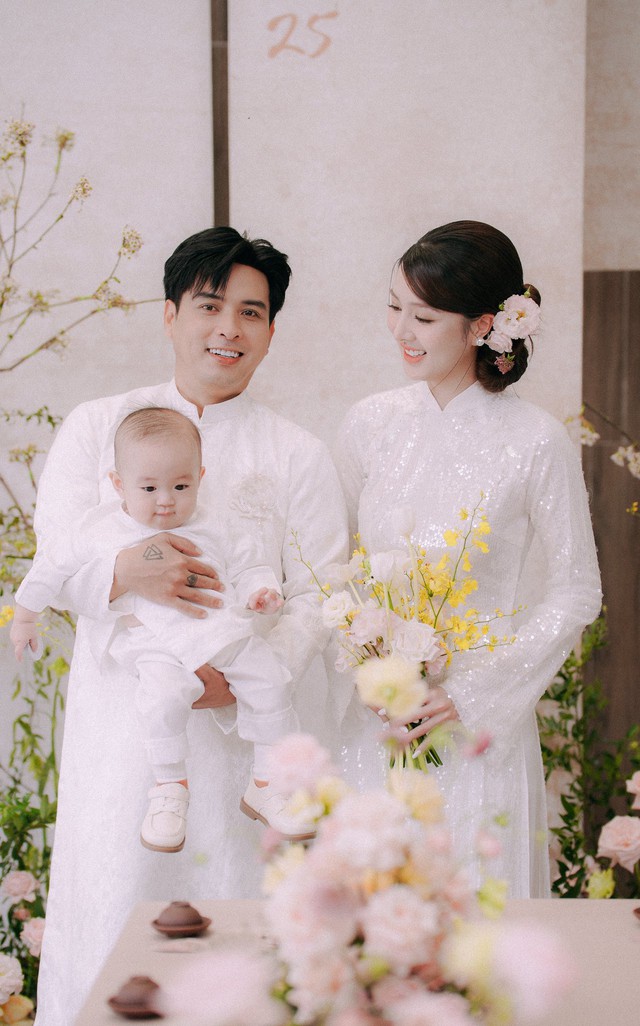 Vợ chồng Hồ Quang Hiếu nhận chúc phúc từ Quốc Trường, Nhật Kim Anh- Ảnh 16.