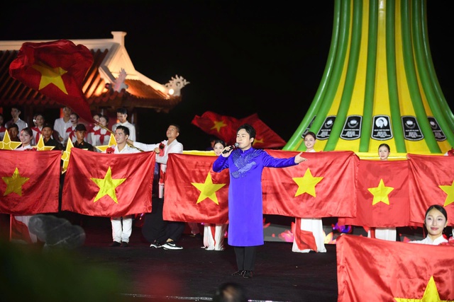 "Lời tri ân - Dòng sông hoa lửa": Đêm nghệ thuật tái hiện huyền thoại bến phà Long Đại- Ảnh 1.