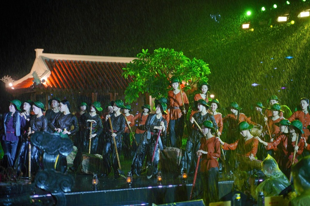 "Lời tri ân - Dòng sông hoa lửa": Đêm nghệ thuật tái hiện huyền thoại bến phà Long Đại- Ảnh 2.