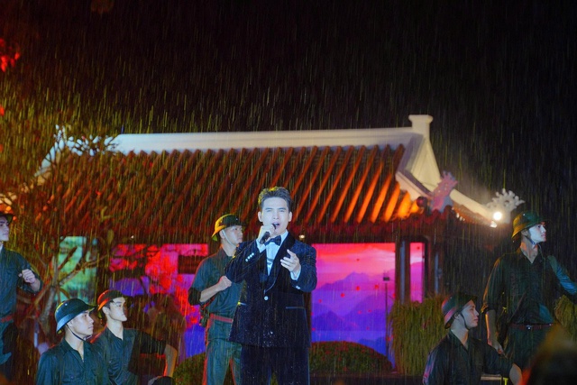 "Lời tri ân - Dòng sông hoa lửa": Đêm nghệ thuật tái hiện huyền thoại bến phà Long Đại- Ảnh 3.