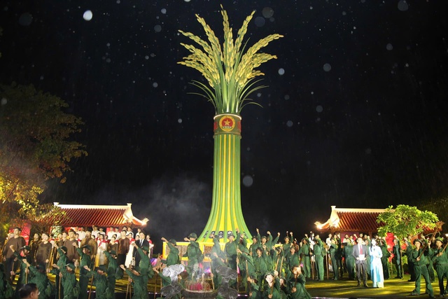 "Lời tri ân - Dòng sông hoa lửa": Đêm nghệ thuật tái hiện huyền thoại bến phà Long Đại- Ảnh 4.