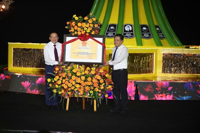 "Lời tri ân - Dòng sông hoa lửa": Đêm nghệ thuật tái hiện huyền thoại bến phà Long Đại- Ảnh 5.