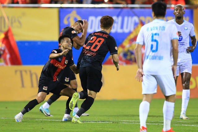 Hoàng Đức tỏa sáng, Ninh Bình FC thắng đẹp nhà vô địch V-League - Ảnh 2.