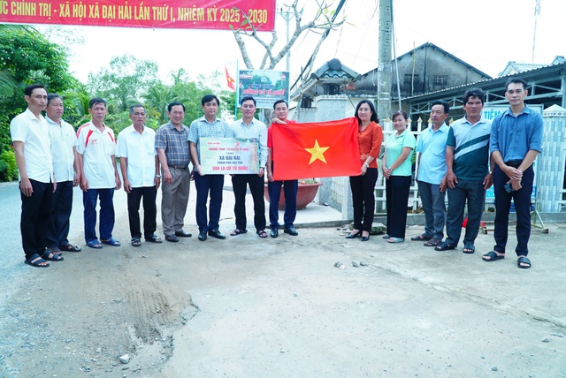 CLIP: Khánh thành tuyến "Đường cờ Tổ quốc" tại xã anh hùng ở Cần Thơ- Ảnh 1. CLIP: Khánh thành tuyến "Đường cờ Tổ quốc" tại xã anh hùng ở Cần Thơ- Ảnh 1.