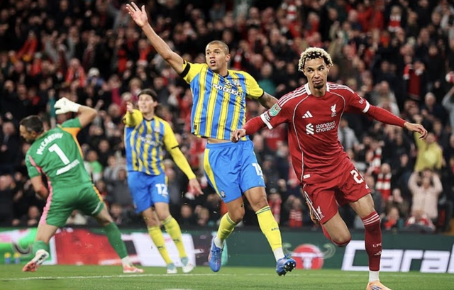 Ekitike làm người hùng lẫn tội đồ, Liverpool chật vật vượt vòng 3 League Cup- Ảnh 3. Ekitike làm người hùng lẫn tội đồ, Liverpool chật vật vượt vòng 3 League Cup- Ảnh 3.