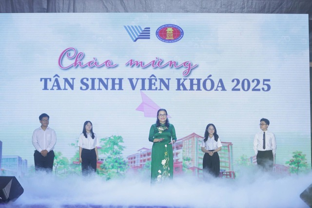 Hiệu trưởng làm khảo sát để hiểu tâm tư của tân sinh viên - Ảnh 1.