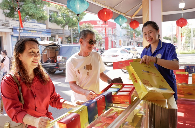 Sanest Mooncake 2025: Tinh hoa yến sào - Gắn kết yêu thương- Ảnh 2. Sanest Mooncake 2025: Tinh hoa yến sào - Gắn kết yêu thương- Ảnh 2.