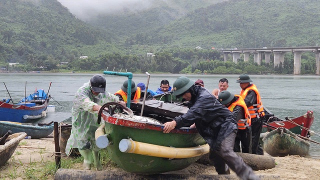 Huế: Công an, quân đội túc trực gần 5.000 người phòng chống bão Bualoi- Ảnh 2.