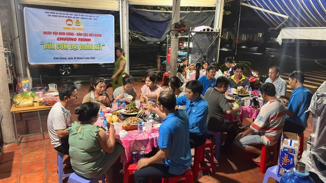 Người nghèo Bình Dương nhận quà Trong Ngày hội văn minh - hiện đại - nghĩa tình - Ảnh 6. Người nghèo Bình Dương nhận quà Trong Ngày hội văn minh - hiện đại - nghĩa tình - Ảnh 6.