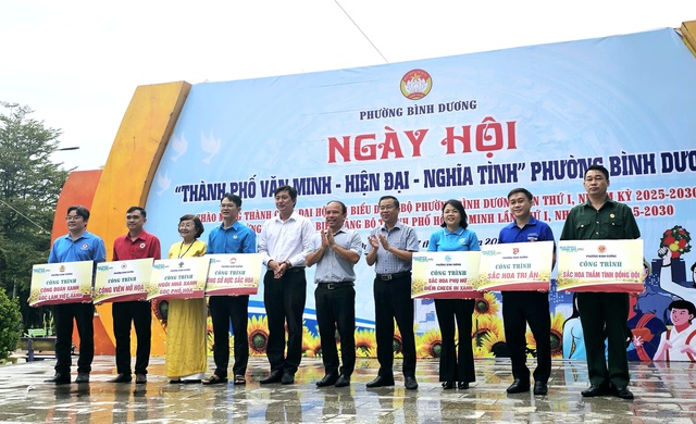Người nghèo Bình Dương nhận quà Trong Ngày hội văn minh - hiện đại - nghĩa tình - Ảnh 1. Người nghèo Bình Dương nhận quà Trong Ngày hội văn minh - hiện đại - nghĩa tình - Ảnh 1.