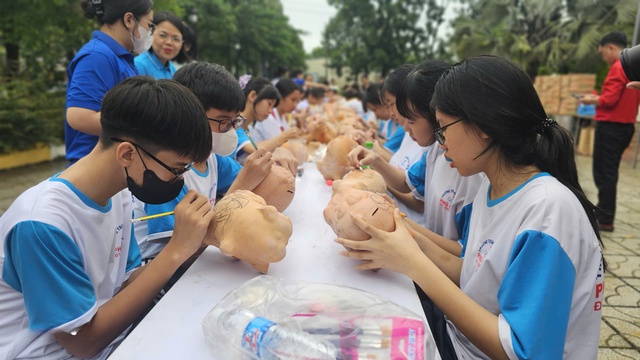Người nghèo Bình Dương nhận quà Trong Ngày hội văn minh - hiện đại - nghĩa tình - Ảnh 3. Người nghèo Bình Dương nhận quà Trong Ngày hội văn minh - hiện đại - nghĩa tình - Ảnh 3.