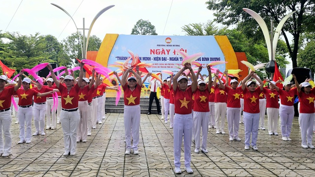 Người nghèo Bình Dương nhận quà Trong Ngày hội văn minh - hiện đại - nghĩa tình - Ảnh 2. Người nghèo Bình Dương nhận quà Trong Ngày hội văn minh - hiện đại - nghĩa tình - Ảnh 2.