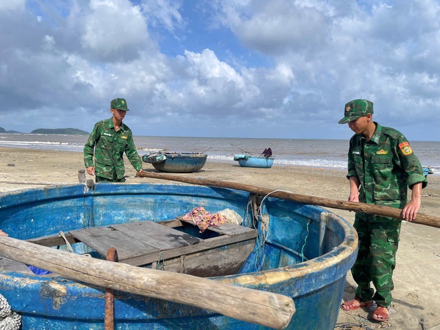 Miền Trung: Bộ đội Biên phòng trực 100% quân số đối phó bão số 10 Bualoi- Ảnh 1.
