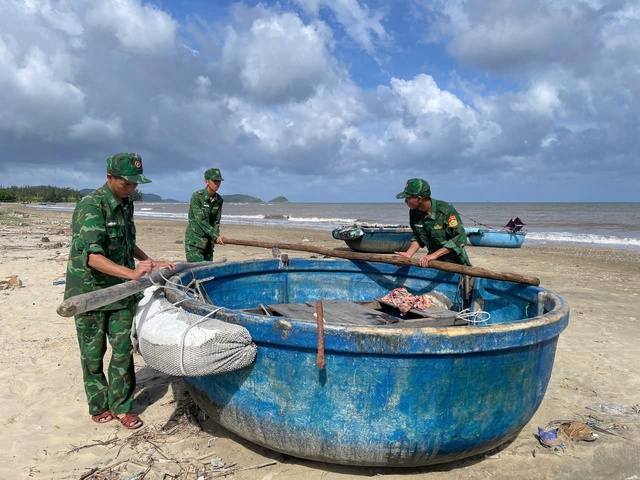 Miền Trung: Bộ đội Biên phòng trực 100% quân số đối phó bão số 10 Bualoi- Ảnh 2.
