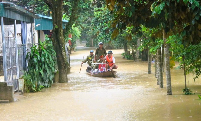 Công an phối hợp sơ tán gần 6.500 người dân tới nơi tránh bão số 10 Bualoi- Ảnh 2.