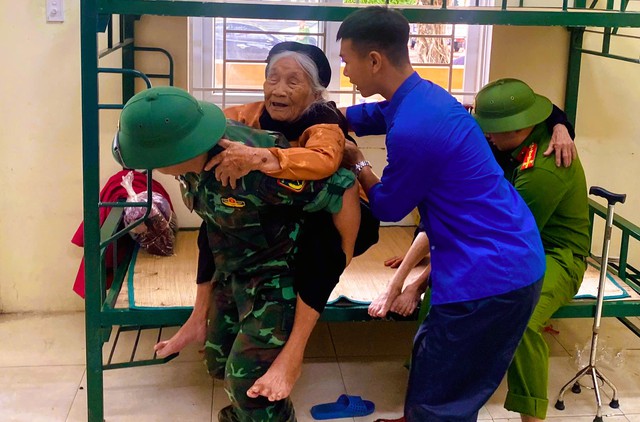 Công an phối hợp sơ tán gần 6.500 người dân tới nơi tránh bão số 10 Bualoi- Ảnh 3.
