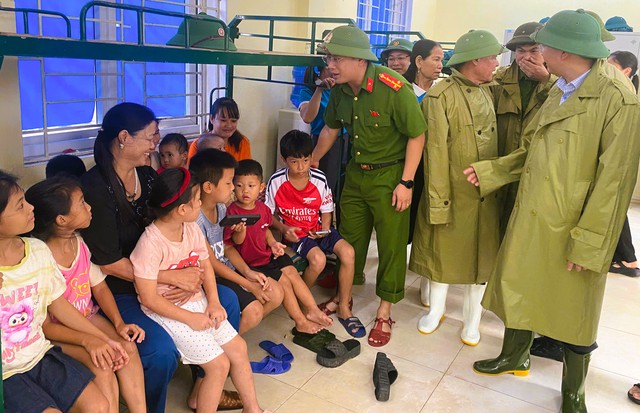 Công an phối hợp sơ tán gần 6.500 người dân tới nơi tránh bão số 10 Bualoi- Ảnh 4.