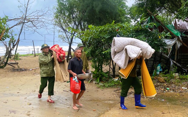 Công an phối hợp sơ tán gần 6.500 người dân tới nơi tránh bão số 10 Bualoi- Ảnh 6.