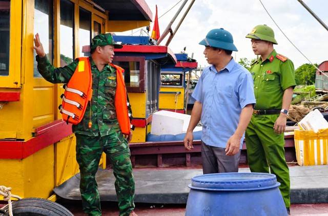 Công an phối hợp sơ tán gần 6.500 người dân tới nơi tránh bão số 10 Bualoi- Ảnh 8.