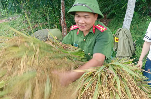 Những hình ảnh ấm tình giữa công an với người dân