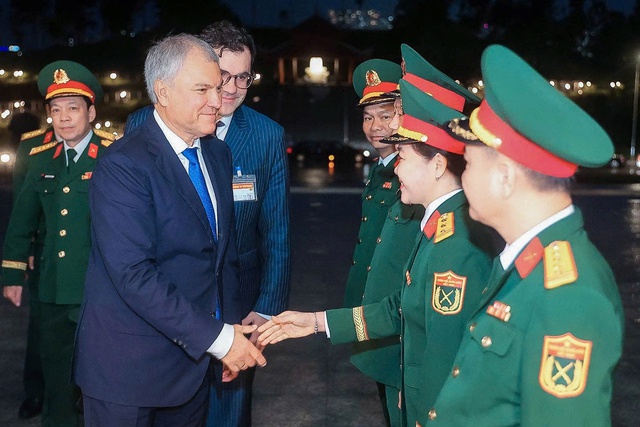 Chủ tịch Duma Quốc gia Nga thăm Bảo tàng Lịch sử Quân sự Việt Nam - Ảnh 4.