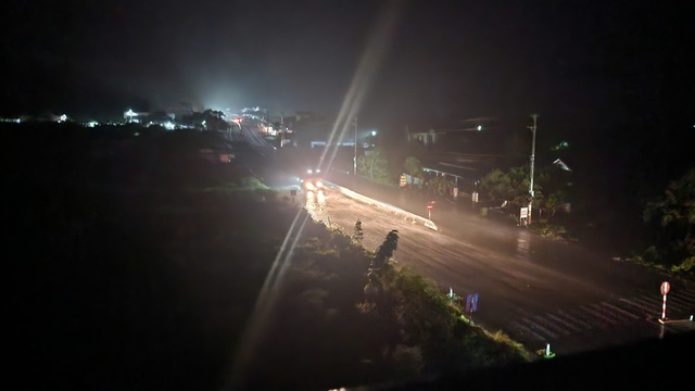 Bão số 10 (Bualoi): Gió quần thảo dữ dội, cây xanh thi nhau ngã đổ ở miền Trung - Ảnh 4.