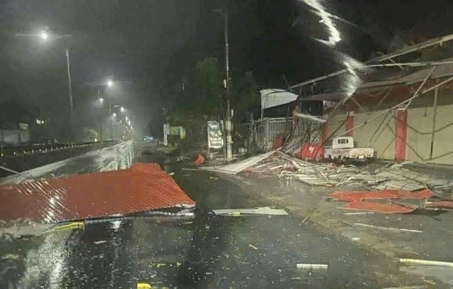 Bão số 10 (Bualoi): Gió quần thảo dữ dội, cây xanh ngã đổ ở miền Trung - Ảnh 4.