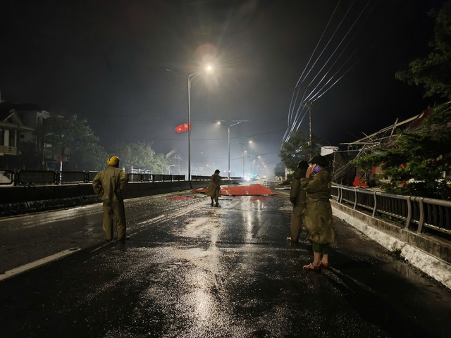 Bão số 10 (Bualoi): Gió quần thảo dữ dội, cây xanh ngã đổ ở miền Trung - Ảnh 2.