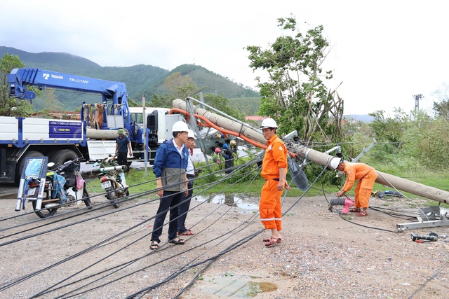 Bão số 10 ở Quảng Trị: Hơn 227.000 hộ mất điện, công nhân xuyên đêm khôi phục- Ảnh 4.