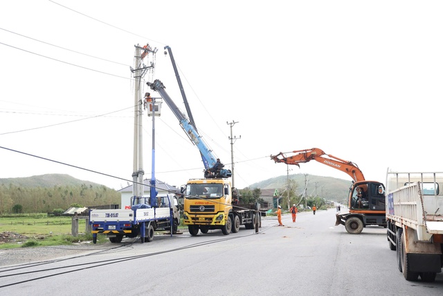 Bão số 10 ở Quảng Trị: Hơn 227.000 hộ mất điện, công nhân xuyên đêm khôi phục- Ảnh 2.