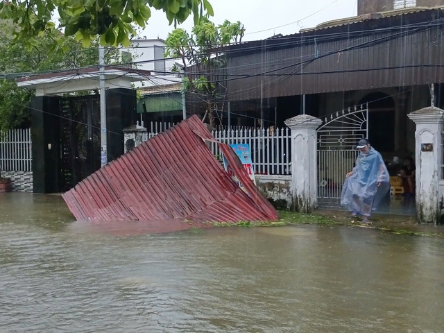 VIDEO: Hàng loạt nhà dân tốc mái, tôn bay la liệt sau khi bão số 10 Bualoi quần thảo nhiều giờ- Ảnh 3.