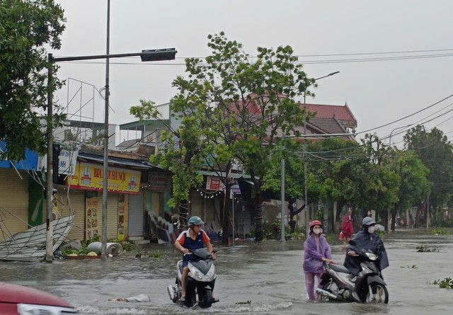 VIDEO: Hàng loạt nhà dân tốc mái, tôn bay la liệt sau khi bão số 10 Bualoi quần thảo nhiều giờ- Ảnh 10.