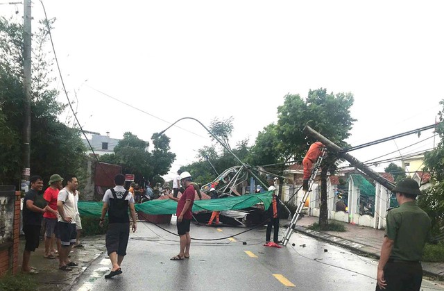 Dông lốc Hải Phòng làm 8 người bị thương và 202 nhà dân bị tốc mái - Ảnh 1.