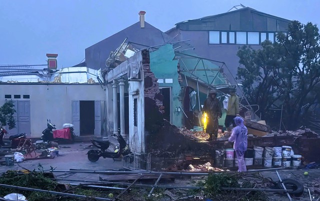Nhà sập, nhiều nơi chìm trong "biển" nước khi bão số 10 Bualoi đổ bộ- Ảnh 1.