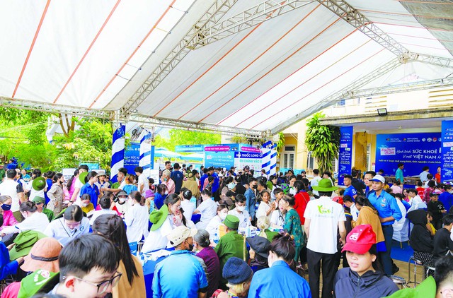 “Long Châu sẻ chia - Hành trình sức khỏe” đến với bà con xã A Lưới- Ảnh 1. “Long Châu sẻ chia - Hành trình sức khỏe” đến với bà con xã A Lưới- Ảnh 1.