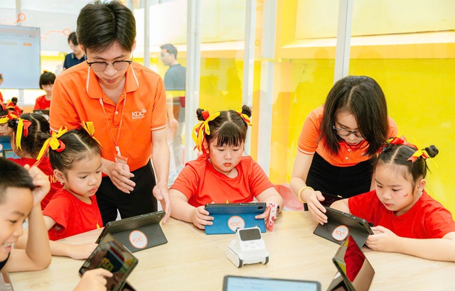 TPHCM chọn các trường chuyên, trường tiên tiến, trường học số để thí điểm dạy AI cho học sinh  - Ảnh 1.