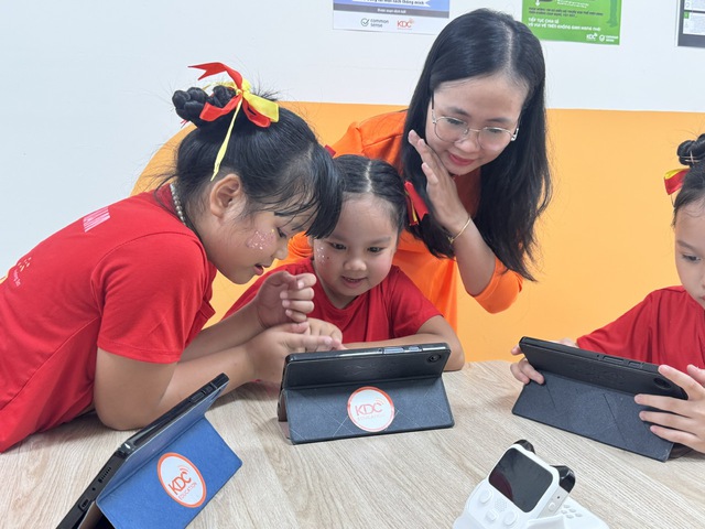 TPHCM chọn các trường chuyên, trường tiên tiến, trường học số để thí điểm dạy AI cho học sinh  - Ảnh 2.