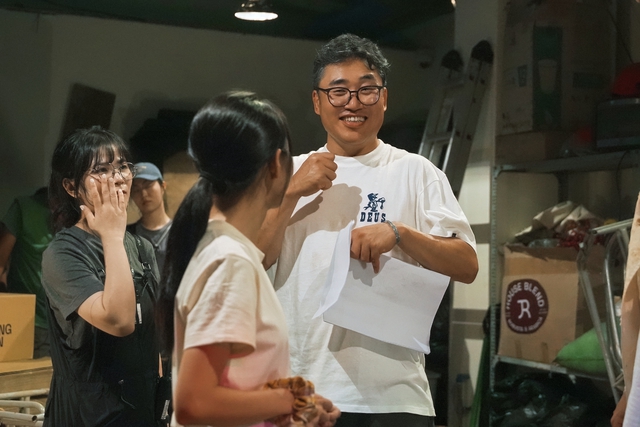 "Hoàng tử châu Á" Lee Kwang-soo "xịt keo" với Duy Khánh, Cù Thị Trà- Ảnh 5. "Hoàng tử châu Á" Lee Kwang-soo "xịt keo" với Duy Khánh, Cù Thị Trà- Ảnh 5.