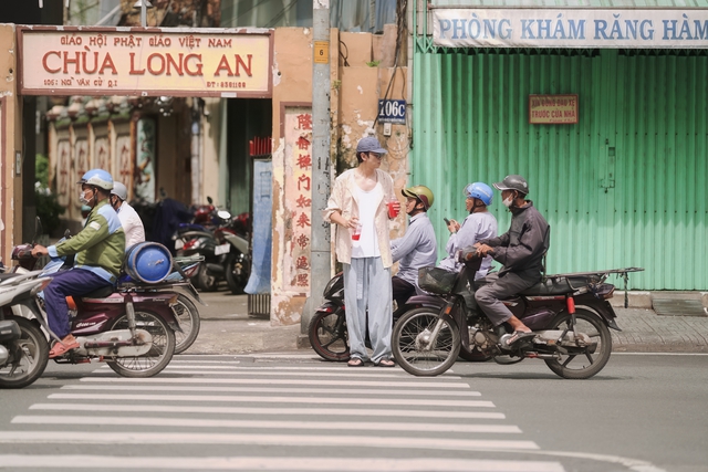 "Hoàng tử châu Á" Lee Kwang-soo "xịt keo" với Duy Khánh, Cù Thị Trà- Ảnh 1. "Hoàng tử châu Á" Lee Kwang-soo "xịt keo" với Duy Khánh, Cù Thị Trà- Ảnh 1.
